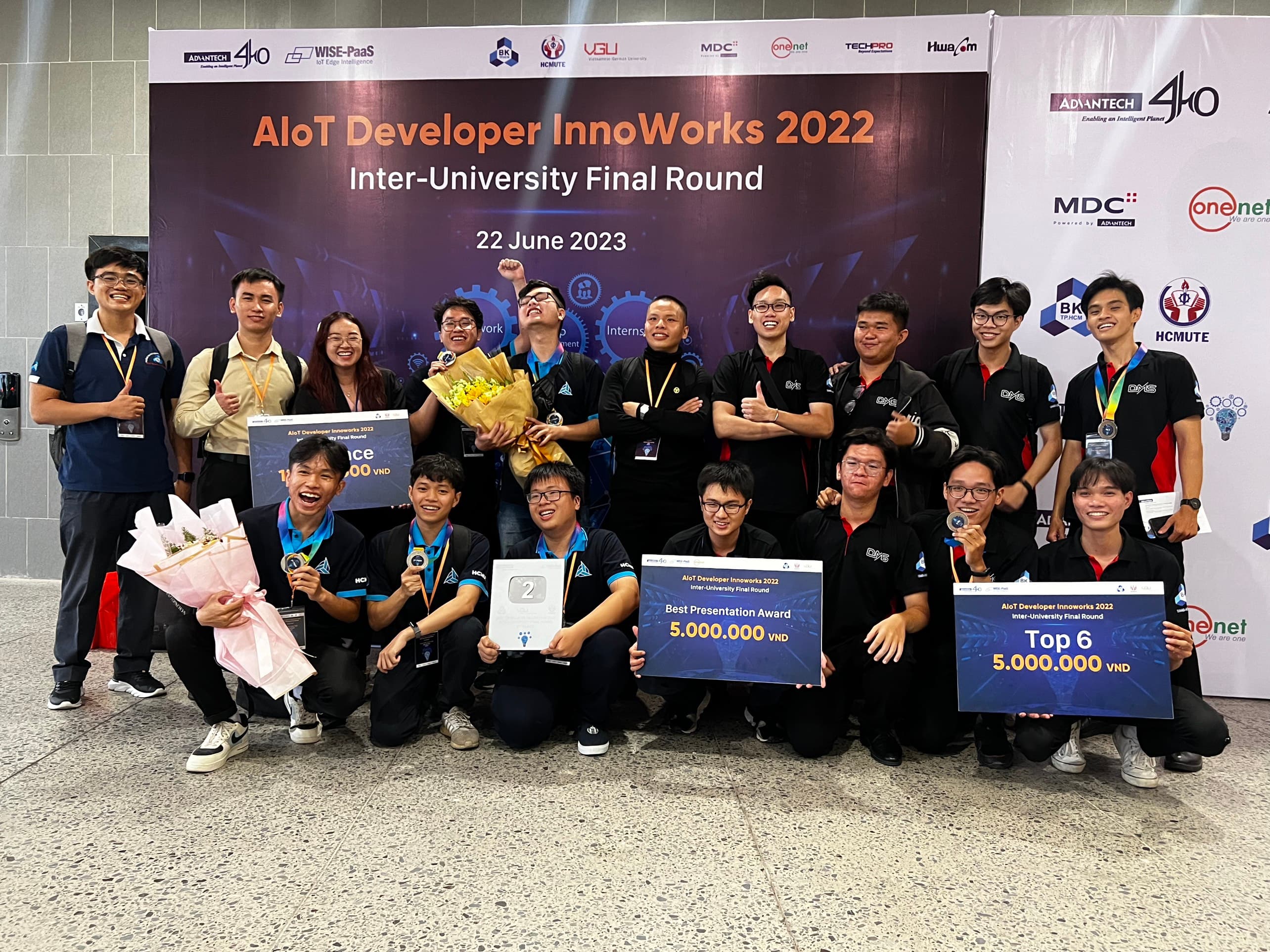 Top 3 đội đại diện Trường Đại học Bách khoa - ĐHQG TP.HCM tham dự vòng chung kết liên trường cuộc thi AIoT Developer InnoWorks 2022.